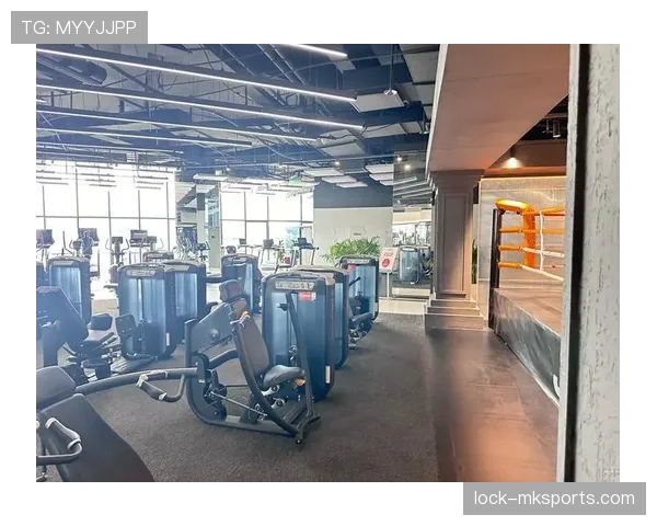 傅海峰竟然爱用的豪宅里藏了个小健身房，这生活差得谁想得到？